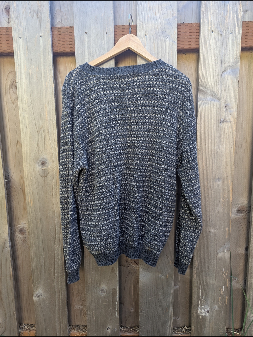 Vintage Eddie Bauer Men's Gray and White Patterned V-Neck Sweater - Picture 3 of 4